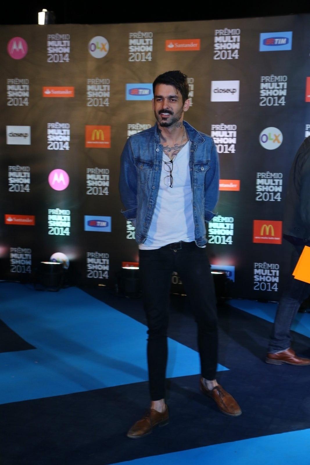 28.out.2014 - Esteban Tavares, ex-guitarrista da Fresno, posa para fotos ao chegar ao no HSBC Arena, no Rio, para o Prêmio Multishow 2014 - AgNews