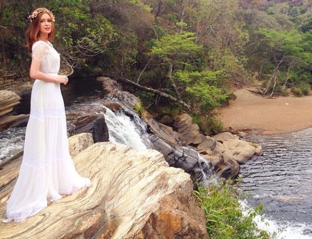 28.out.2014 - Marina Ruy Barbosa publica foto de Maria Isis, sua personagem em "Império", vestida de noiva