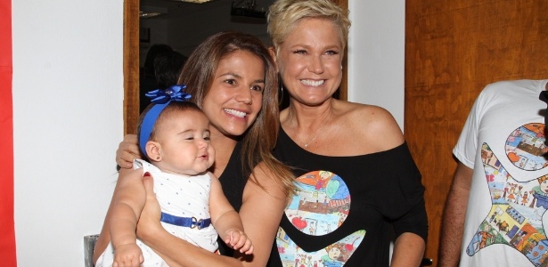 28.out.2014 - Nívea Stelmann leva a filha caçula, Bruna, à festa de 25 anos da Fundação Xuxa Meneghel