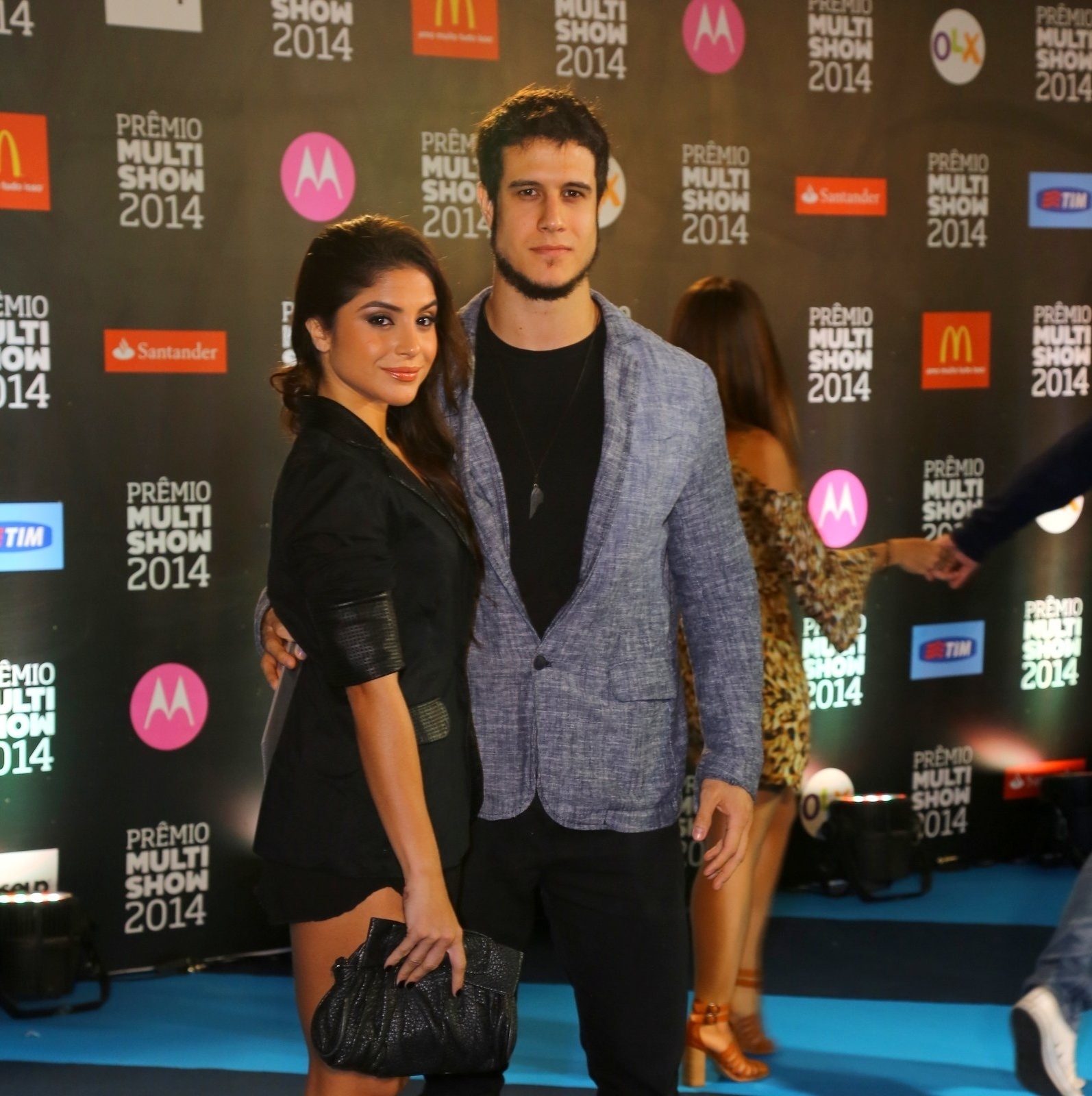 28.out.2014 - O ator Emiliano D'Ávila e a namorada, Natália Rosa, chegam ao HSBC Arena, no Rio, para o Prêmio Multishow 2014 - Felipe Assumpção/AGNews