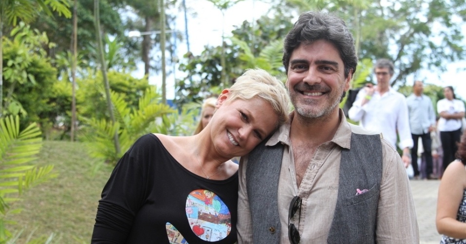 28.out.2014 - Xuxa posa ao lado do namorado, o ator Junno Andrade na festa de comemoração dos 25 anos da Fundação Xuxa Meneghel, no Rio de Janeiro