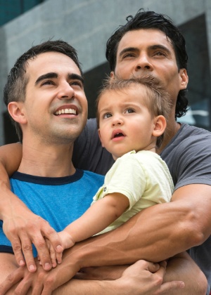 Casais heterossexuais e homossexuais podem sofrer preconceito por adotar um filho. Você está preparado para isso? - Getty Images