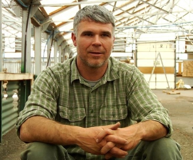 Chris Williams em cena do documentário "Code of the West." - Reprodução