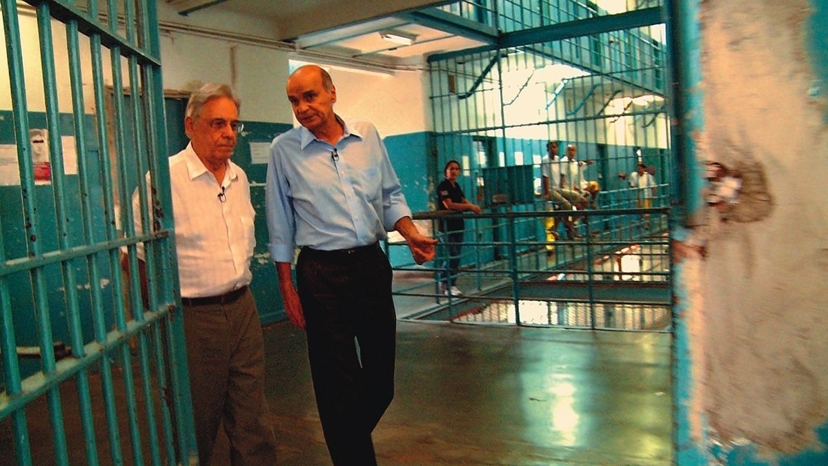 Fernando Henrique Cardoso e Drauzio Varella em cena do documentário "Quebrando Tabu" - Reprodução