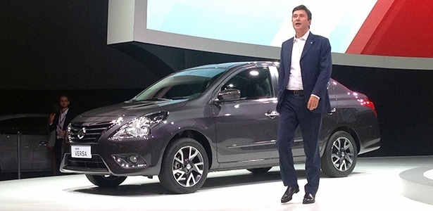 François Dossa, presidente da Nissan do Brasil, mostra a cara do Versa nacional - André Deliberato/UOL - André Deliberato/UOL