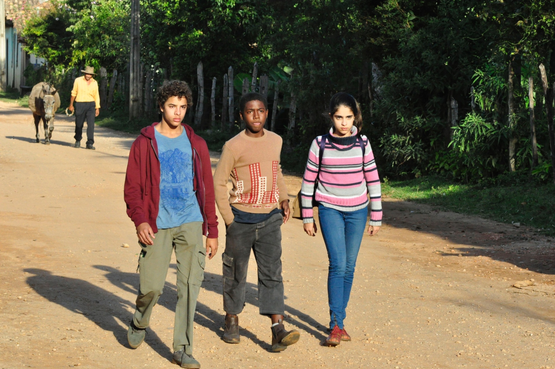 Júlia (Rachel Pimentel), Angelo (Matheus Abreu) e Carlinhos (Alberto Gouvea), em cena do filme "O Segredo dos Diamantes", de Helvécio Ratton - Divulgação