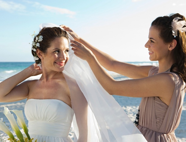 Encontrar profissionais talentosos para cuidar da beleza da noiva em outra cidade não é tarefa fácil - Getty Images