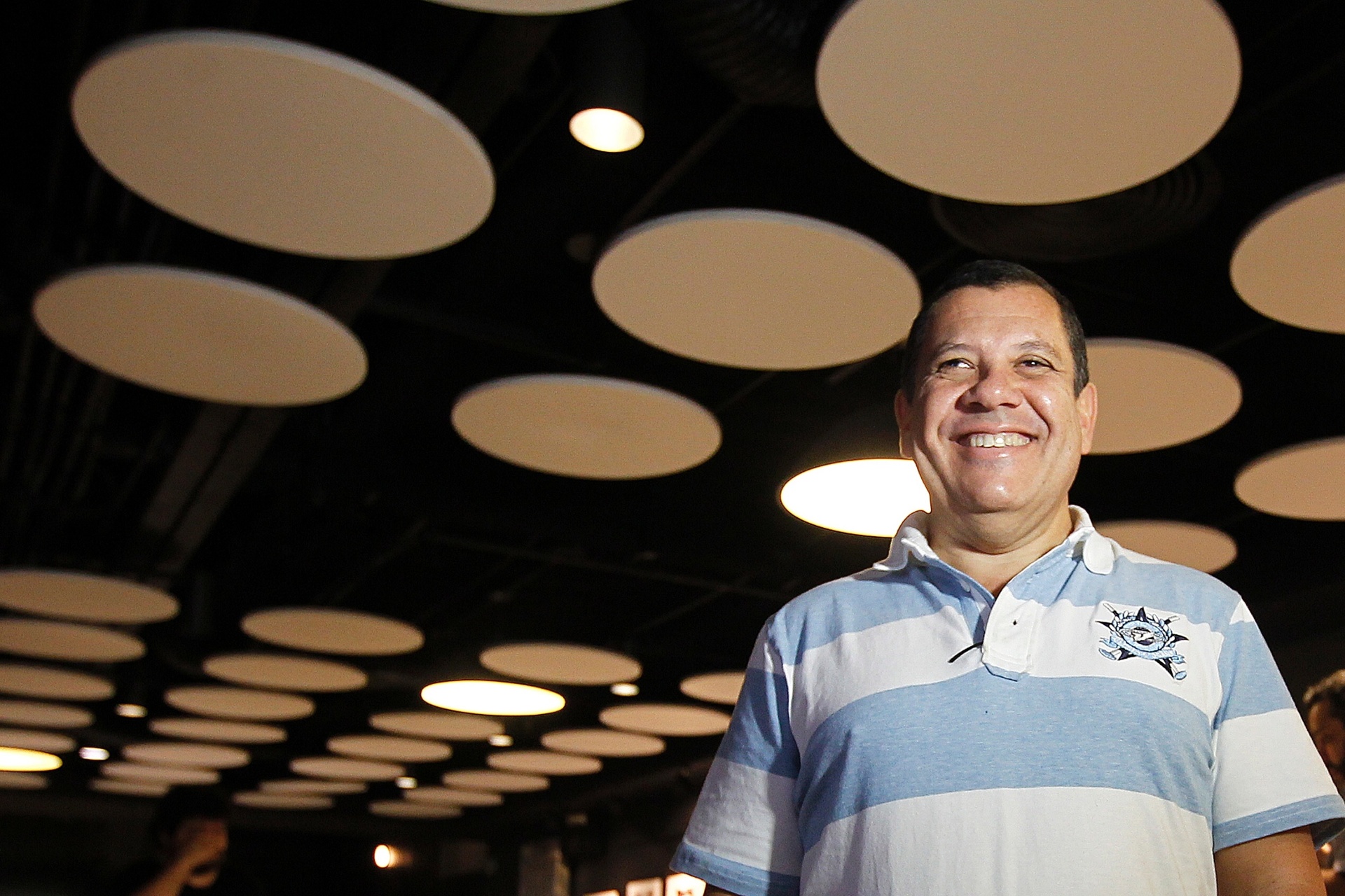 28.out.2014 - Aguinaldo Pestana testa aplicativo com audiodescrição disponível para o filme "A Despedida" - Reinaldo Canato/UOL