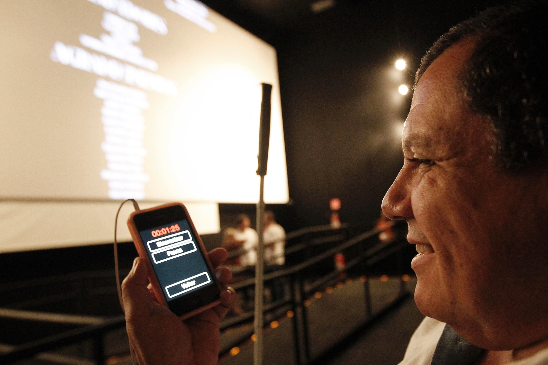 28.out.2014 - Aguinaldo Pestana testa aplicativo com audiodescrição disponível para o filme "A Despedida" - Reinaldo Canato/UOL