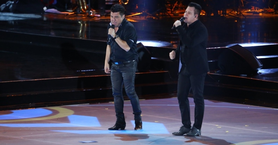 28.out.2014 - Bruno & Marrone agitam o público da 21ª edição do Prêmio Multishow 2014 na Arena da Barra, zona oeste do Rio de Janeiro, na noite desta terça-feira.