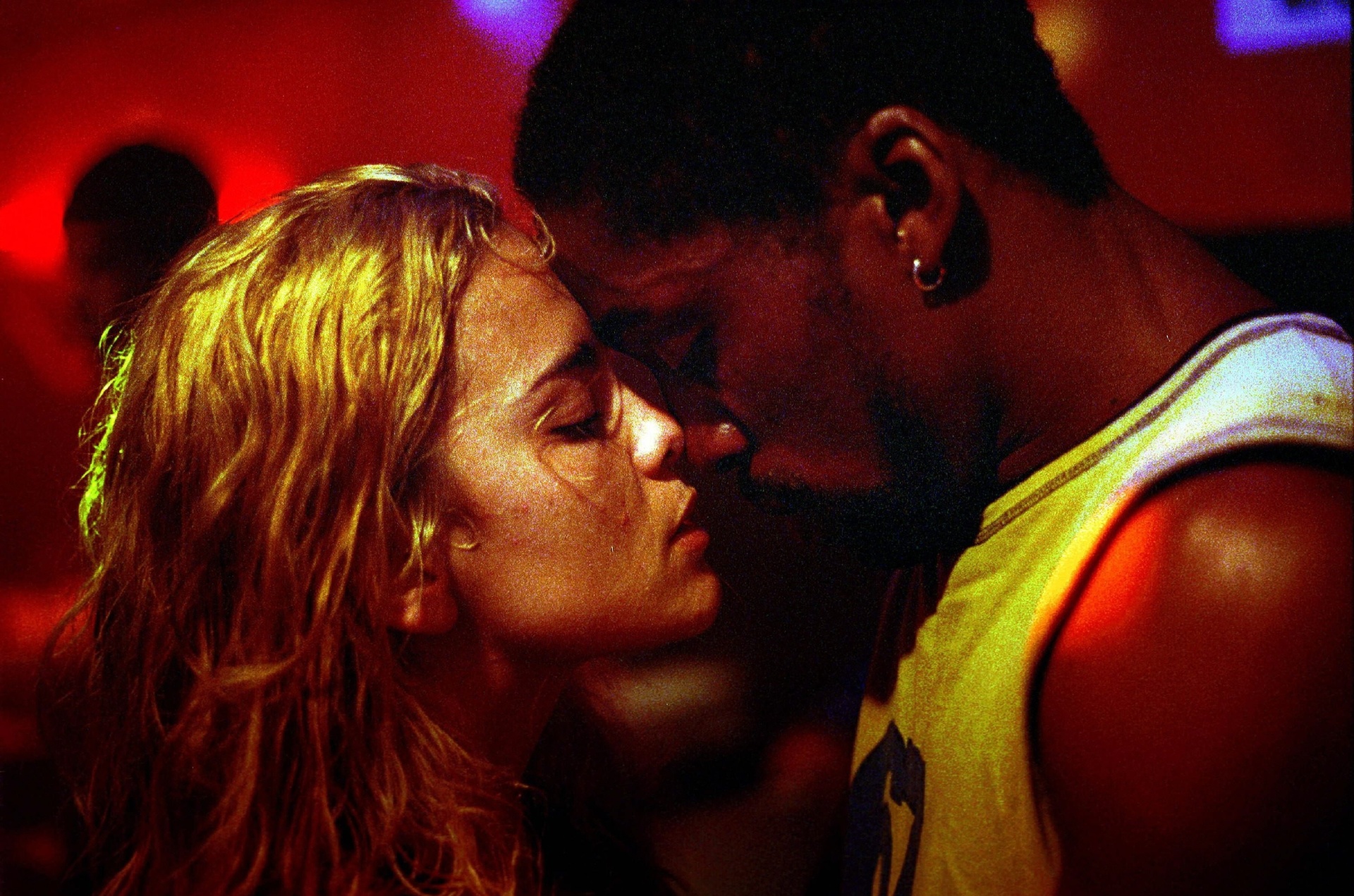 Alice Braga, a Karinna de ?Cidade Baixa? (Sérgio Machado, 2005) contracena com Lázaro Ramos. Karinna, que ganha a vida como prostituta, não precisa fazer força para roubar o coração de dois amigos inseparáveis. Inseparáveis? - Divulgação