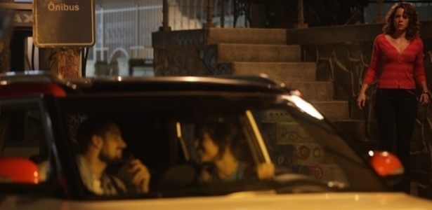 Cristina fica chocada ao flagrar Maria Clara e Vicente juntos no carro