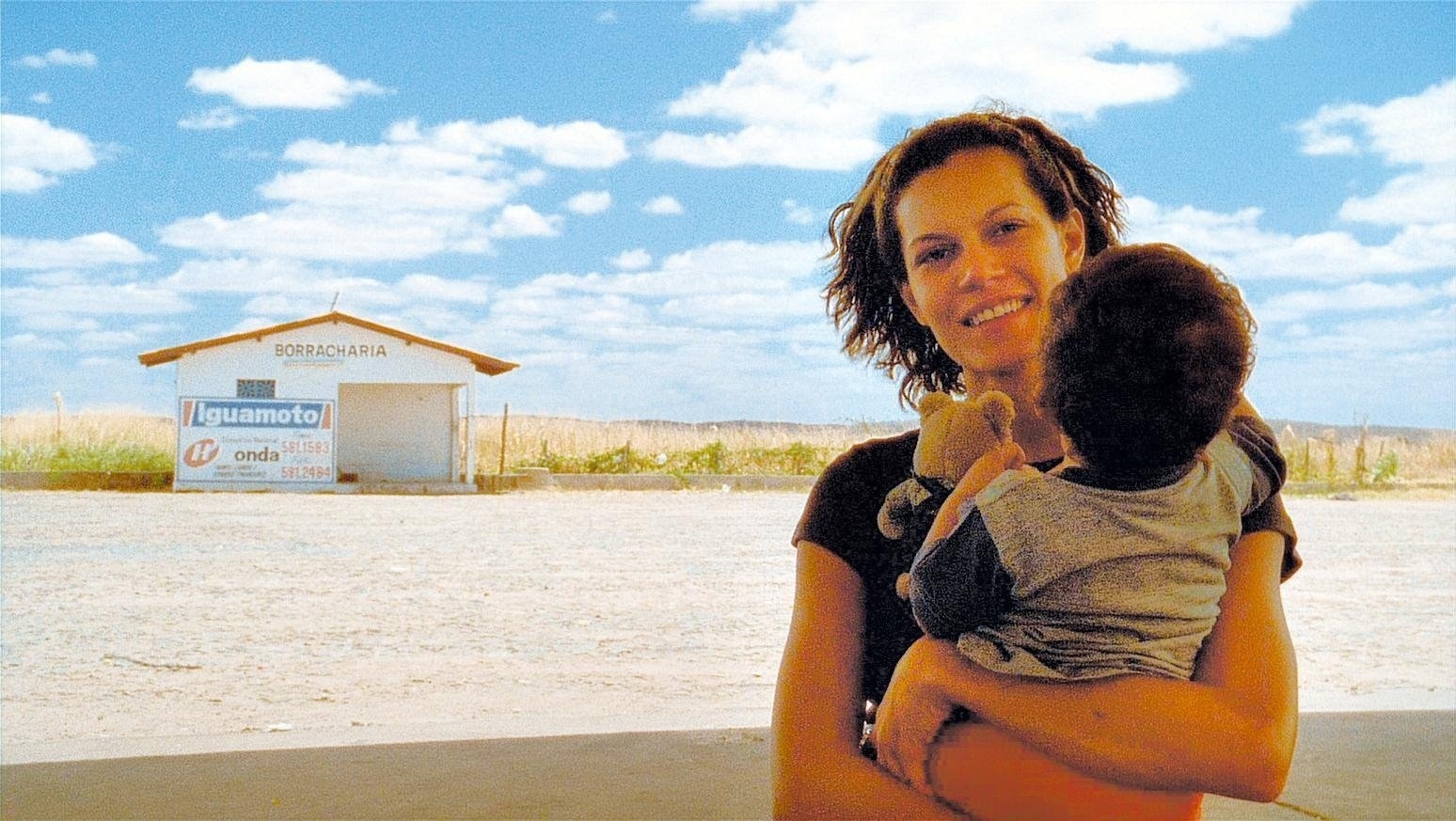 Ermila Guedes, a Hermila de ?O Céu de Suely? (Karim Ainouz, 2006). Em busca de seu sonho, ela é capaz de tudo, inclusive de prometer ?uma noite no paraíso? para o homem que pagar por isso. - Divulgação