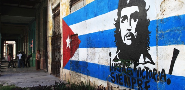 Pintura com o rosto de Ernesto "Che" Guevarra em parede em Havana (Cuba) - Getty Images