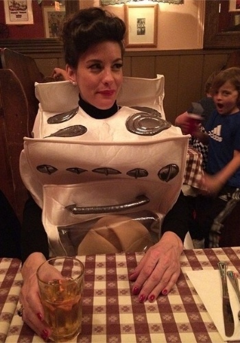 29.out.2014 - Grávida de seu segundo filho, Liv Tyler se veste de forninho para festa escolar de Halloween. "Um bolinho no meu forno", explicou a beldade