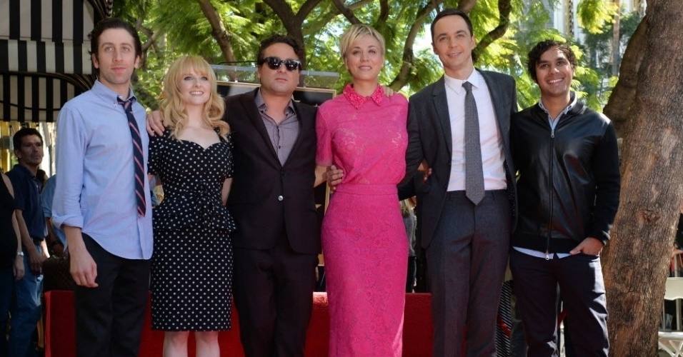 29.out.2014 - Kaley Cuoco, a Penny de "The Big Bang Theory", ganha estrela na Calçada da Fama de Hollywood, nesta quarta-feira (29), em uma cerimônia com seus amigos de elenco Simon Helberg, Melissa Rauch, Johnny Galecki, Jim Parsons e Kunal Nayyar