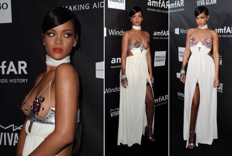 29.out.2014 - Rihanna chama a atenção no baile de gala da amfAR no Milk Studios, em Los Angeles, nos Estados Unidos, na noite desta quarta-feira. Sempre polêmica, a cantora de Barbados deixou os seios à mostra e exibiu as pernas em uma grande fenda frontal no vestido branco