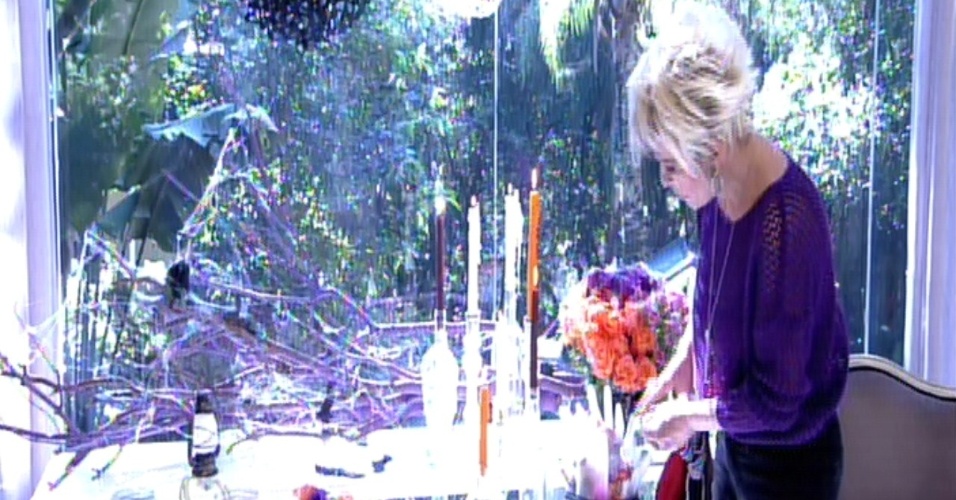 30.out.2014 - Ana Maria Braga mostra mesa decorada para o Dia das Bruxas no "Mais Você"