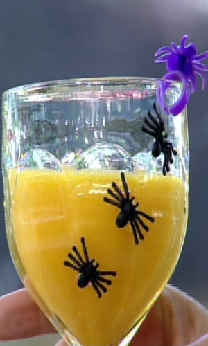 30.out.2014 - Detalhe do suco do café da manhã do "Mais Você", decorado com aranhas especialmente para o Dia das Bruxas