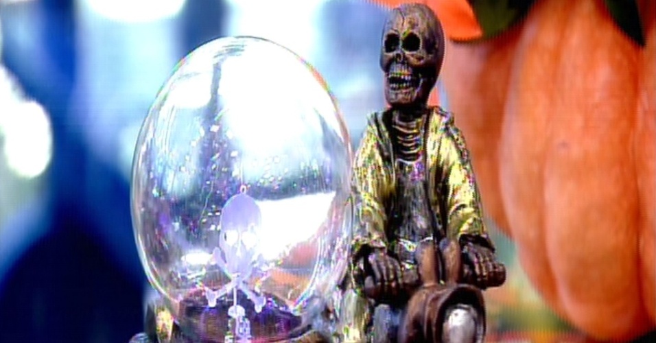 30.out.2014 - Enfeite de esqueleto é colocado no "Mais Você" para compor a decoração especial de Dia das Bruxas