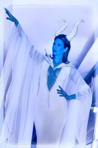 30.out.2014 - Luciana Gimenez se veste de malévola para festa de Halloween organizada por Heidi Klum