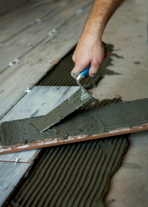 Assentamento de piso; assentamento de cerâmica; instalação de piso - Getty Images - Getty Images