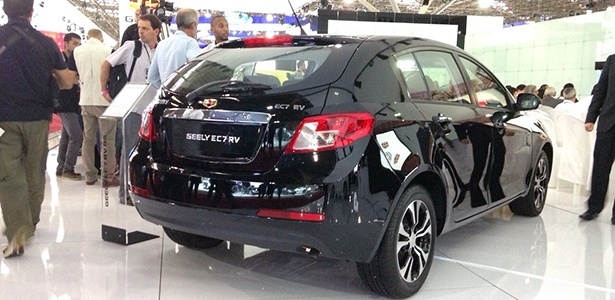 Configuração hatch do sedã EC7 leva o "sobrenome" RV no porta-malas - Alessandro Reis/UOL - Alessandro Reis/UOL