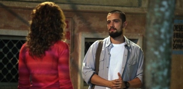 Vicente provoca Cristina ao falar sobre jantar com Maria Clara