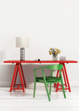 Escritório colorido; mesa e cadeira com cores vibrantes; recuperação de mobiliário; pintura de móveis - Getty Images - Getty Images