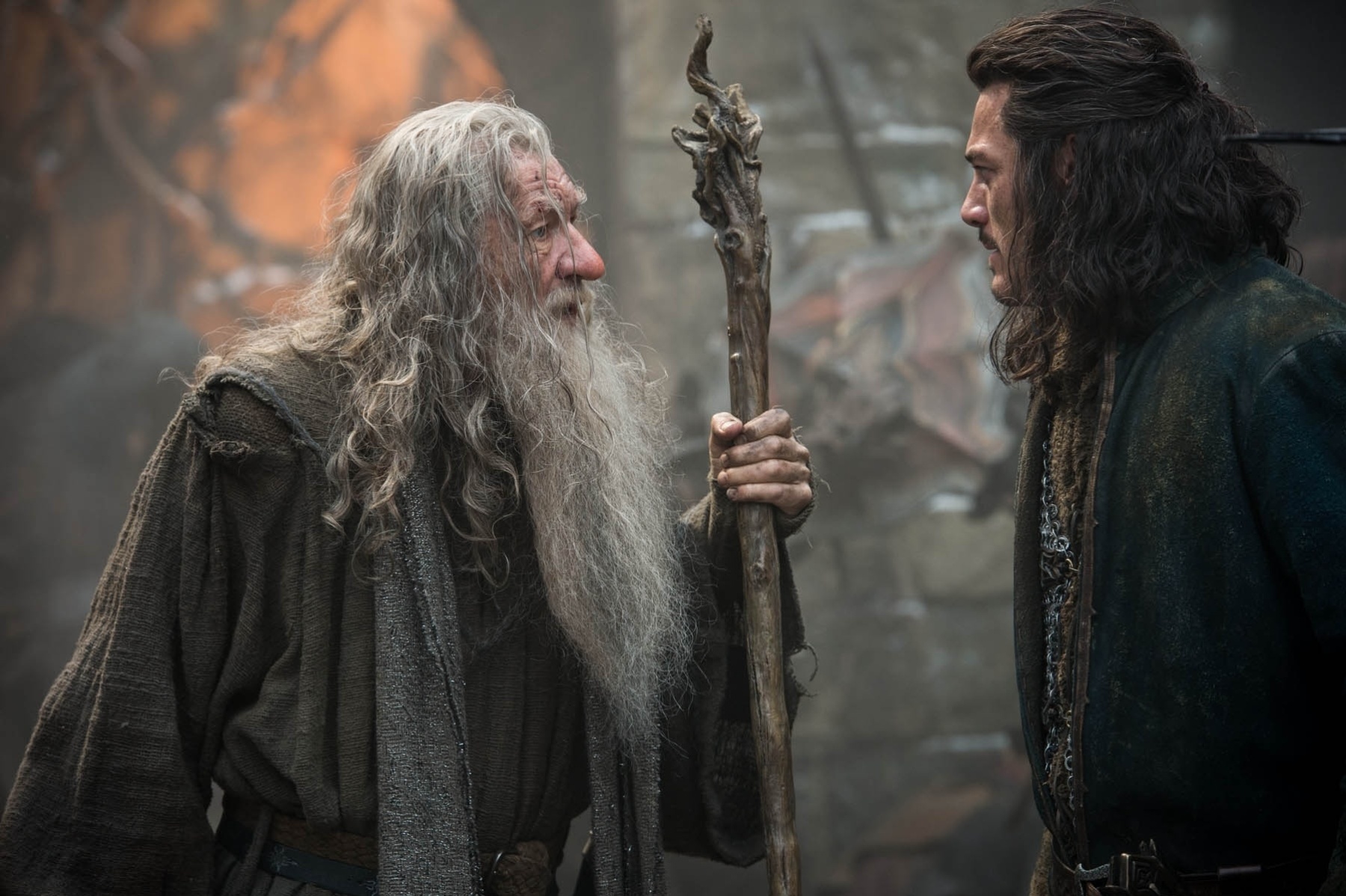 Gandalf (Ian McKellen) e Bard (Luke Evans) conversam em cena de "O Hobbit: A Batalha dos Cinco Exércitos" - Divulgação