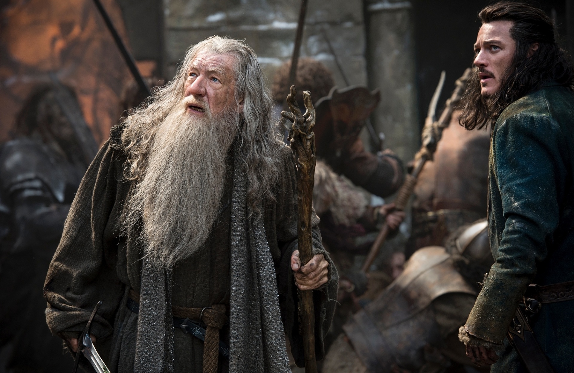 Gandalf (Ian McKellen) e o arqueiro Bard (Luke Evans) contracenam em "O Hobbit: A Batalha dos Cinco Exércitos" - Divulgação