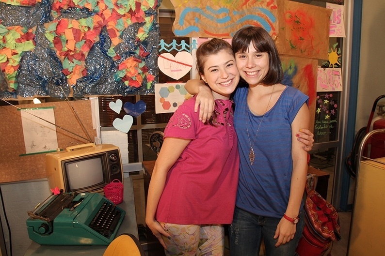 Laura (Luiza Porto) e Camila (Daphne Bozaski) ajudam a produzir programa sobre experiências na série "Experimentos Extraordinários"