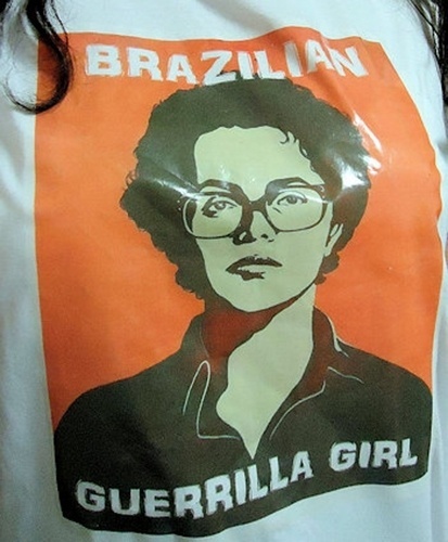 Logo após a publicação da edição da revista "Época" estampada pelo retrato de Dilma Rousseff, diversos blogs incentivaram internautas a transformar a ilustração de Sattu em camisetas - Reprodução/sindromedeestocolmo.com