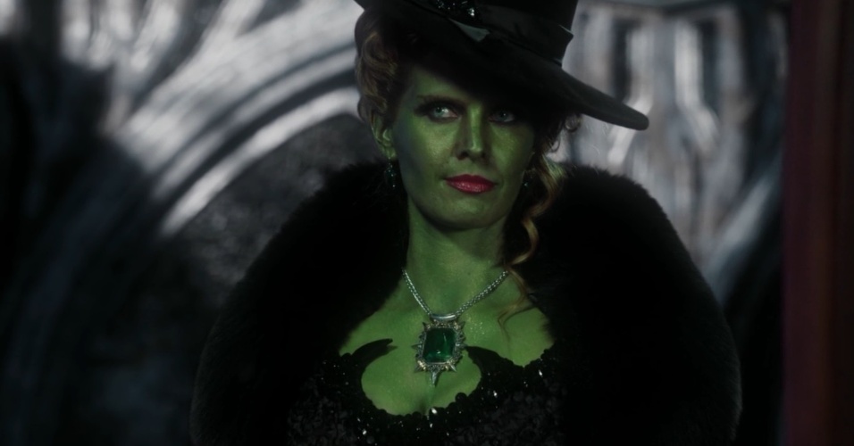 Rebecca Madder é a Bruxa Má do Oeste na série "Once Upon a Time"