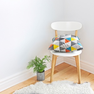 Setorize a decoração; planejamento de decoração; cadeira, almofada, planta e tapete em um cantinho de um cômodo - Getty Images - Getty Images