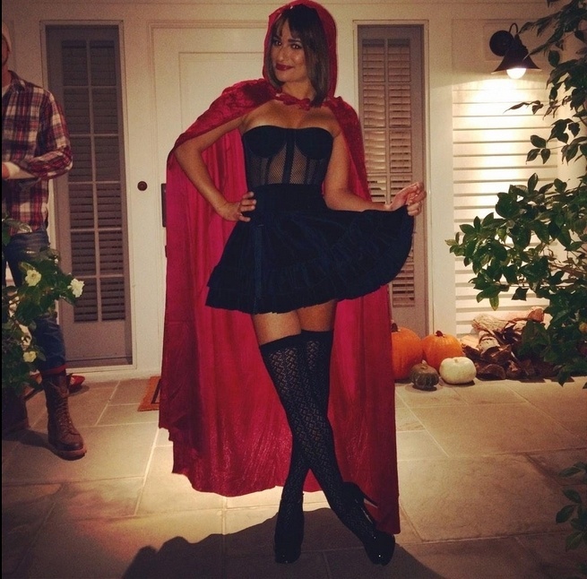 31.out.2014 - A atriz Lea Michele de "Glee" investiu na fantasia de Chapeuzinho Vermelho sensual para festejar o Halloween