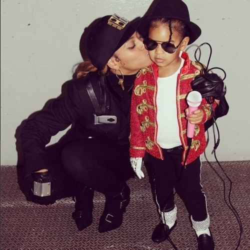 31.out.2014 - A cantora Beyoncé e a filha Blue Ivy resolveram homenagear os músicos Janet e Michael Jackson para festejar o Halloween