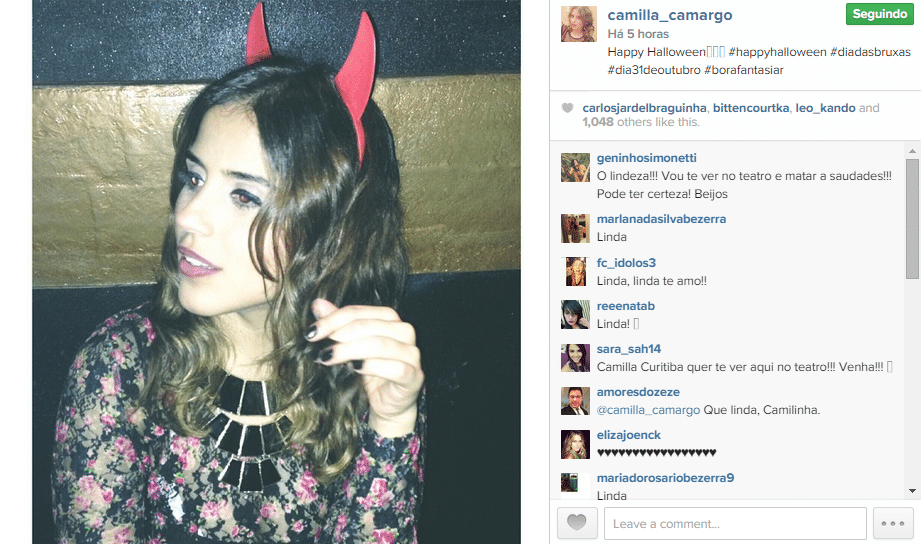 31.out.2014 - Camilla Camargo usa chifres vermelhos, na madrugada desta sexta-feira, para festejar o Halloween