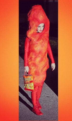 31.out.2014 - Kate Perry inova na fantasia e se veste de "salgadinho cheetos" em uma festa a fantasia