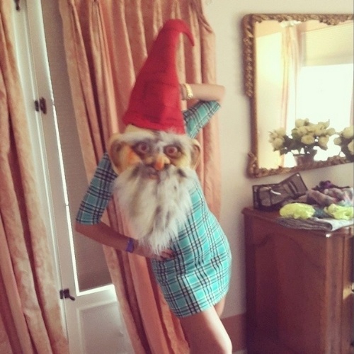 31.out.2014 - Lily Allen se fantasia de gnomo e festeja o Halloween