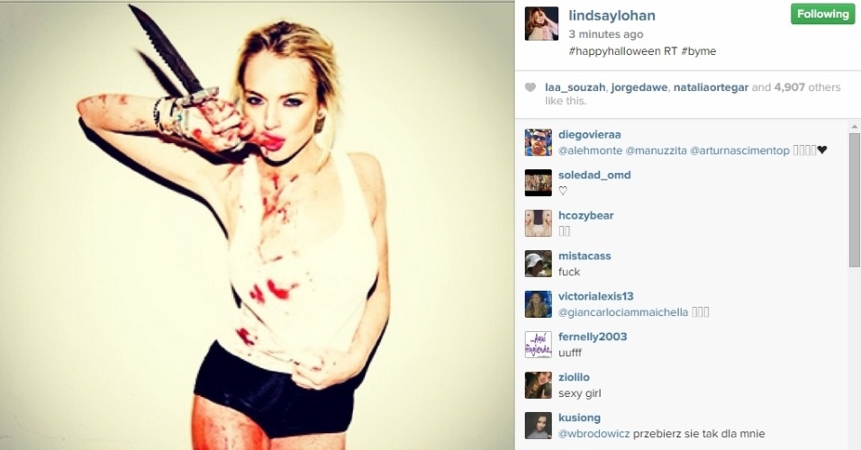 31.out.2014 - Lindsay Lohan está no clima de Halloween, mas nem por isso abandonou a sensualidade. Ela mostrou uma foto com uma faca nas mãos e sangue cenográfico espalhado pelo corpo
