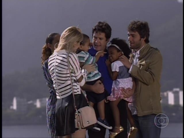 Com os filhos no colo, Jonas é abraçado por Megan, Verônica e Davi