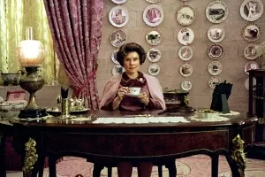 Dolores Umbridge (Imelda Staunton) em cena da saga "Harry Potter" - Reprodução