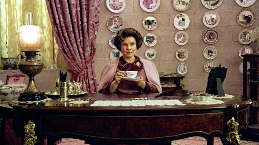 Dolores Umbridge (Imelda Staunton) em cena da saga "Harry Potter" - Reprodução