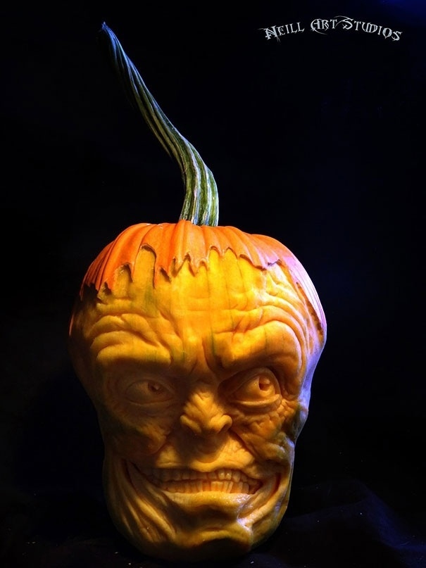 O artista Jon Neill esculpe desde menino abóboras que sua própria família planta no Dia das Bruxas, resultando no que podem ser as mais assustadoras abóboras de Halloween. Original de Kansas City, ele começou a fazer sucesso há poucos anos com vídeos que mostram ele trabalhando que explodiram no YouTube e passou a se dedicar à arte em tempo integral - Divulgação
