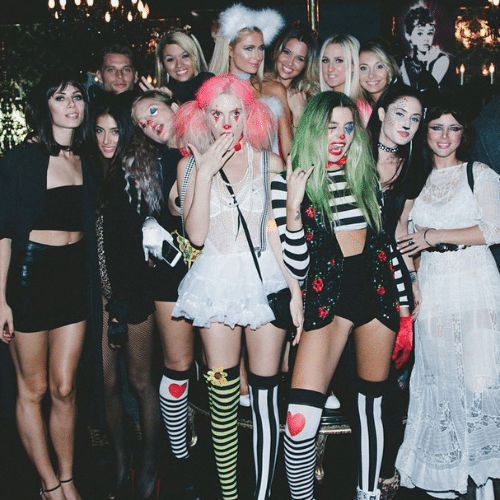 31.out.2014 - A socialite Paris Hilton se diverte ao lado das amigas em uma festa de Halloween em Paris, na Franca, nesta sexta-feira