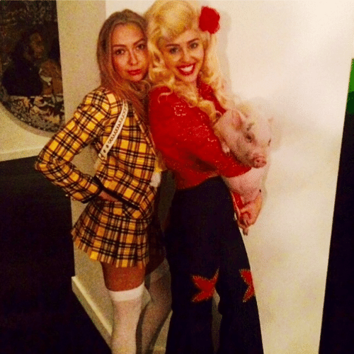 31.out.2014 - Com uma roupa bem extravagante, Miley Cyrus saiu para a festa de Halloween, nesta sexta-feira, junto com uma amiga. A cantora não revelou, mas os fãs apostaram que ela estava vestida de Dolly Parton, uma tradicional cantora de música country americana