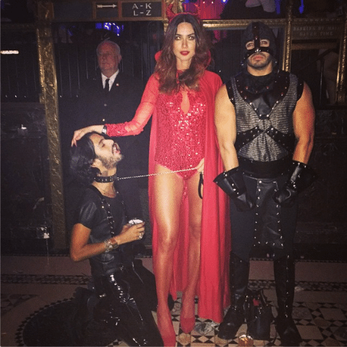 31.out.2014 - Thaila Ayala mostra seu lado diaba sexy dominadora em fantasia para uma festa de Halloween, nesta sexta-feira
