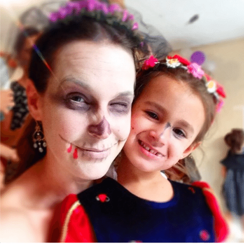 31.out.2014 - Vanessa Lóes vira uma doce caveira, com flores na cabeça, para curtir o Halloween ao lado da filha, Cora, que se vestiu de Branca de Neve nesta sexta-feira
