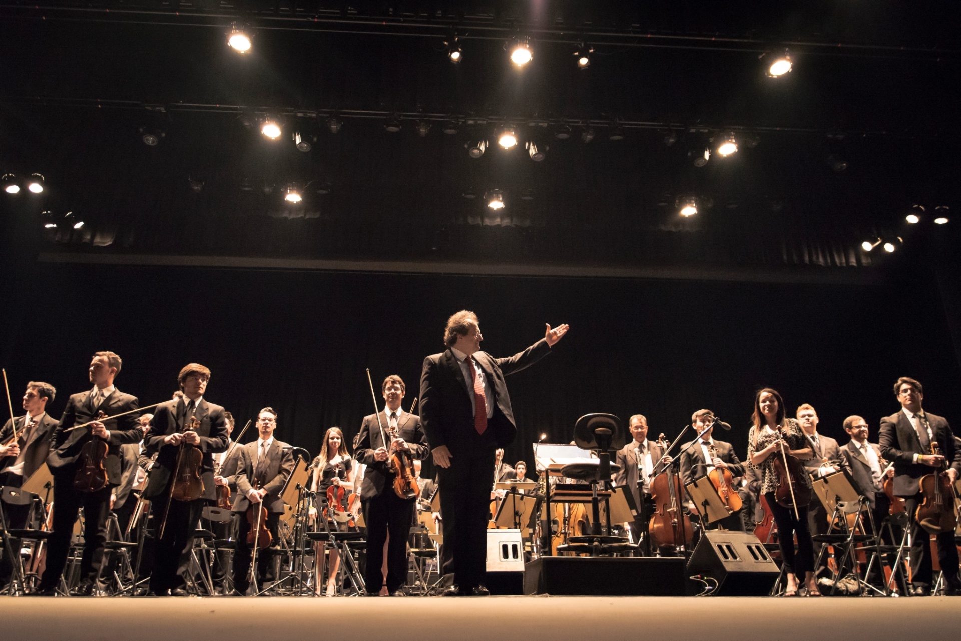 1°.nov.2014 - O longa "O Circo", de Charlie Chaplin, foi exibido gratuitamente no parque Ibirapuera, acompanhado pela Orquestra Experimental de Repertório da Fundação Theatro Municipal de São Paulo. A homenagem aos 100 anos do personagem Carlitos marcou o encerramento da Mostra Internacional de Cinema de São Paulo - Rafael Roncato/UOL
